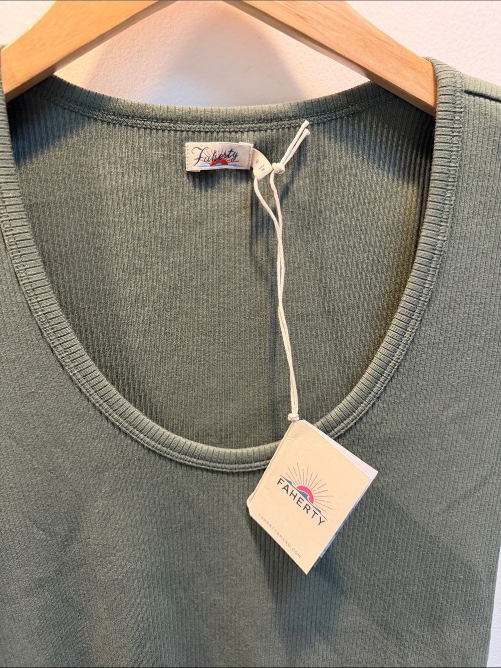 Faherty Freestyle Rib Knit Tee green- size Medium - Picture 2 of 4